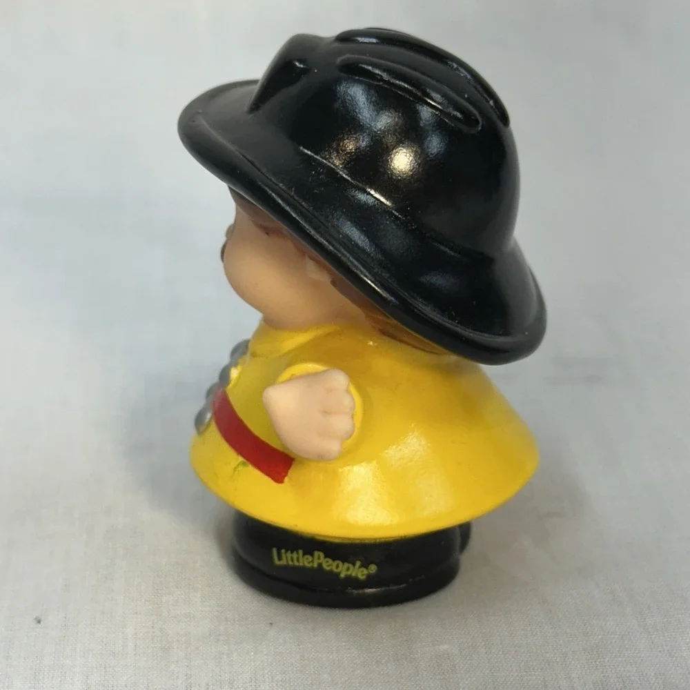 Fisher Price Little People Fireman Firefighter For Fire Truck Fire Man W/‎ Cat